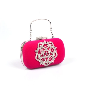 Vue détaillée du sac de soirée en velours rose avec ornement floral en cristaux