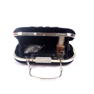 Pochette de soirée en velours noir élégante avec strass brillants et chaîne argentée