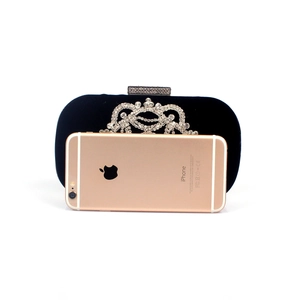 Pochette de soirée en velours noir élégante avec ornement couronne en strass
