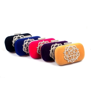 Pochettes de soirée en velours avec motifs à strass disponibles en cinq coloris chic