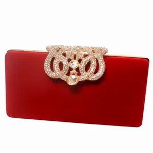 Pochette de soirée élégante en velours rouge avec boucle couronne dorée et strass