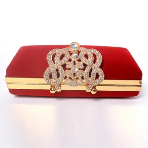 Pochette de soirée en velours rouge avec fermoir couronne en strass et cadre doré chic