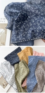 Vista dettagliata del foulard floreale in cotone e lino con bordi in pizzo fine