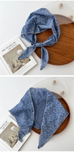 Dettaglio del foulard blu a fiori in cotone e lino con bordo in pizzo bianco in stile retrò