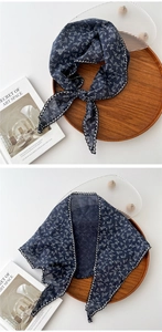 Dettaglio sciarpa in cotone blu navy con bordo ricamato smerlato bianco rifinito