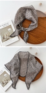 Dettaglio macro del foulard a triangolo in cotone e lino a fiori con bordo in pizzo blu