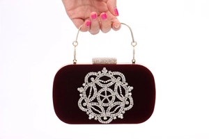 Pochette de soirée en velours rouge avec motif floral en cristal et anse dorée
