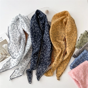 Foulard triangolare in cotone e lino a fiori con pizzo in vari colori eleganti
