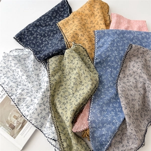 Foulard in cotone e lino a fiori con bordo all'uncinetto in vari colori vivaci