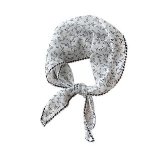 Foulard triangolare in cotone lino floreale con pizzo nero e design annodato
