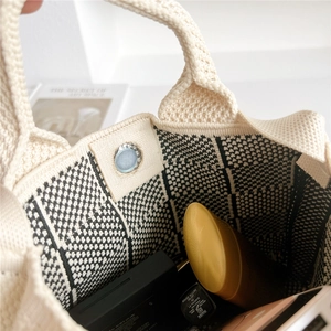 Vue détaillée du sac cabas en tricot avec fermoir magnétique et doublure à carreaux