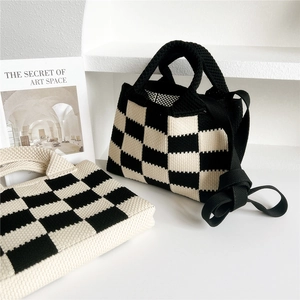 Sac fourre-tout tricoté à damier avec fermoir magnétique et bandoulière bicolore