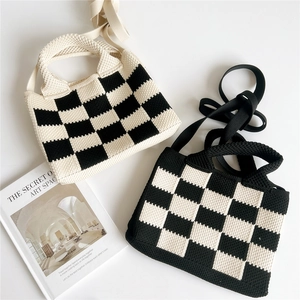 Sacs cabas en tricot à damier noir et blanc avec bandoulière réglable pratique