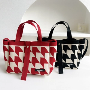 Houndstooth knitted tote bag with double straps and geometric pattern in red and black