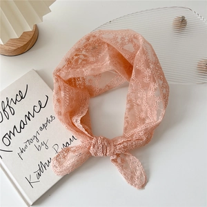 Bandeau élégant en dentelle rose pêche avec motifs floraux et nœud décoratif en tulle