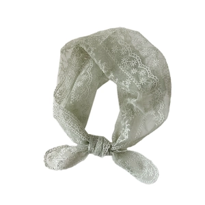 Foulard en dentelle vert doux avec motif floral au crochet vintage sur fond blanc
