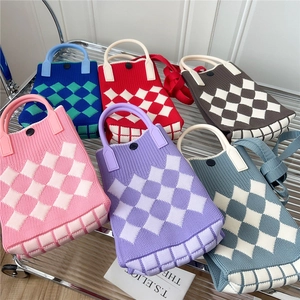 Mini-Stricktaschen mit Karomuster in sechs Farben und Umhängegurten für Damen
