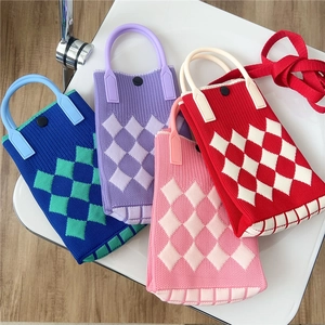 Bunte gestrickte Tragetaschen für Damen im Karomuster in Rosa, Blau, Rot und Lila