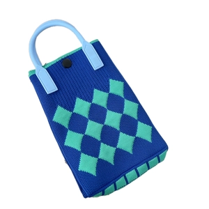Gesteppte Mini-Stricktasche in Marineblau und Grün mit hellblauen Griffen und Knopf