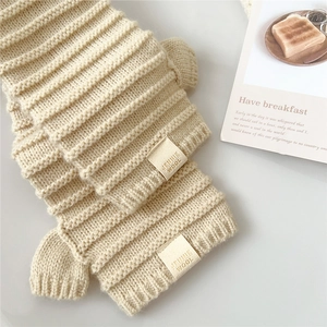 Beige gerippte fingerlose Strickhandschuhe mit Jennie Wool Etikett im minimalistischen Look