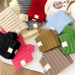 Bunte gestrickte fingerlose Handschuhe mit Rippenstruktur und Daumenloch für den Winter