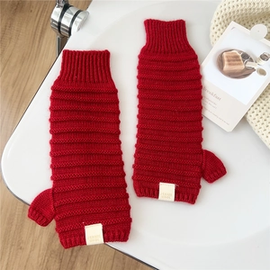 Detail der roten Strickhandschuhe ohne Finger mit Daumenloch und Jennie Wool Label