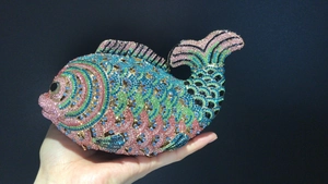 Détails de la pochette de soirée en forme de carpe avec écailles en strass colorés