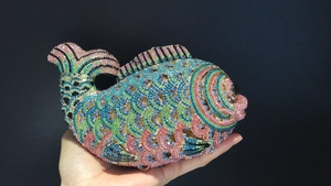 Pochette de soirée en forme de poisson avec cristaux colorés et détails de nageoires