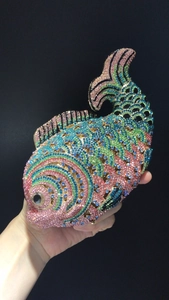 Pochette de soirée en forme de carpe avec strass colorés et cadre métallique étincelant
