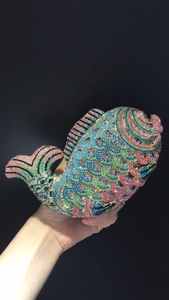 Pochette poisson koi exquise ornée de strass multicolores et cadre métallique élégant