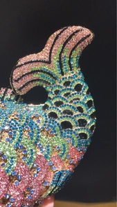 Gros plan détaillé des strass colorés sur une pochette de soirée en forme de poisson