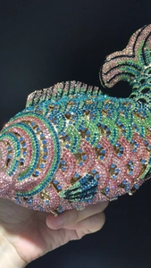 Détail de la pochette poisson 3D avec des strass colorés sur un cadre en métal