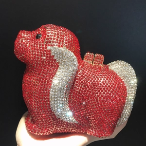 Pochette de soirée en forme de chien ornée de strass rouges et argentés étincelants