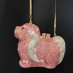 Pochette de soirée chien avec strass roses et argentés et chaîne dorée élégante