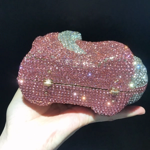 Gros plan de la pochette de soirée en strass rose et argent avec fermoir en métal