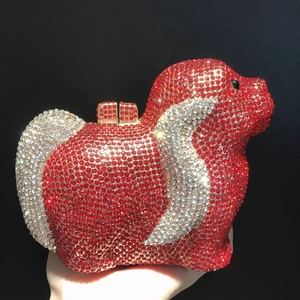 Vue détaillée de la pochette chien sertie de strass rouges et argentés brillants