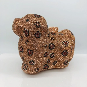 Détail de la pochette de soirée en forme de caniche ornée de strass couleur champagne