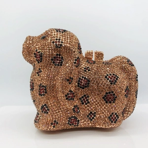 Détails des motifs floraux en strass étincelants sur la pochette de soirée en forme de chien