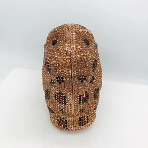 Vue détaillée de la pochette hibou incrustée de strass dorés et rouges étincelants