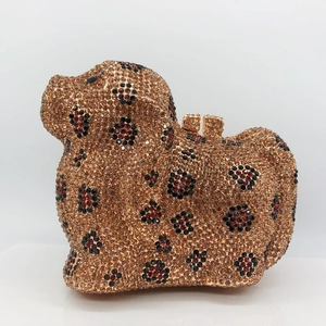 Gros plan détaillé des motifs en strass étincelants et du fermoir doré du sac de soirée