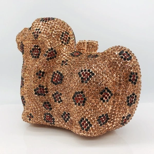 Détails de la pochette chien en strass champagne doré avec une finition de luxe étincelante