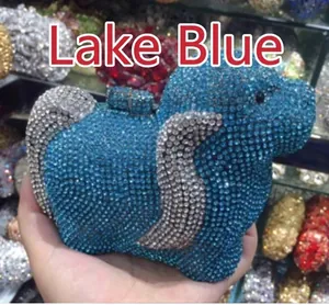 Détails macro des strass bleu lac et cristaux argentés du sac de soirée en forme de chien