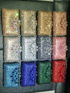 Détail des pochettes en cristal en 12 couleurs avec motifs floraux de diamants