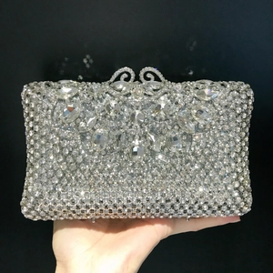 Pochette de soirée argentée scintillante avec diamants et fermoir en cristal métal