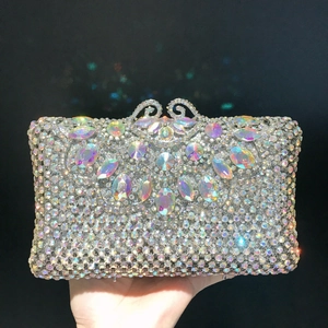 Pochette de soirée en métal évidé avec strass et grands cristaux pour galas élégants