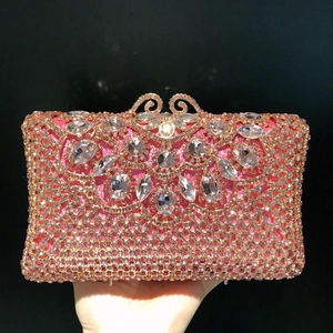 Pochette de soirée rose à strass et gros cristaux, tenue à la main avec fermoir