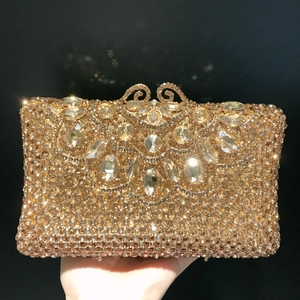 Sac à main de luxe doré orné de cristaux brillants et de pierres précieuses