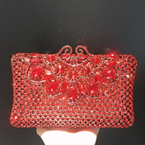 Détails de la pochette rouge en strass avec motifs de plumes en pierres précieuses
