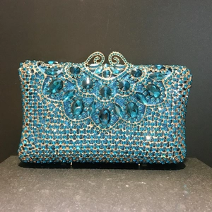 Détail macro d'une pochette de soirée de luxe avec strass bleus et fermoir doré