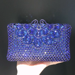 Détail d'une pochette de soirée en diamants bleus avec motif de pierres précieuses